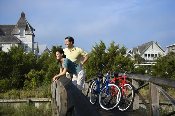 Koppel op brug met fietsen — Stockfoto