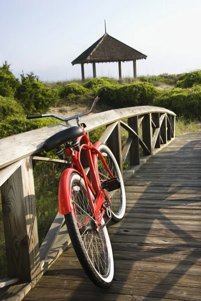 ビーチで自転車. — ストック写真