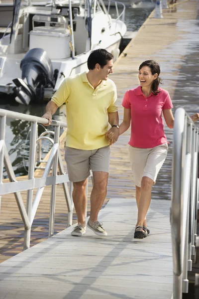 Paar im Yachthafen. — Stockfoto