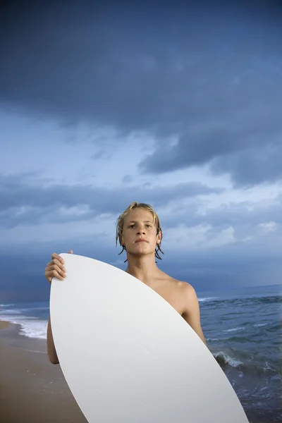 Joven surfista masculino — Foto de Stock