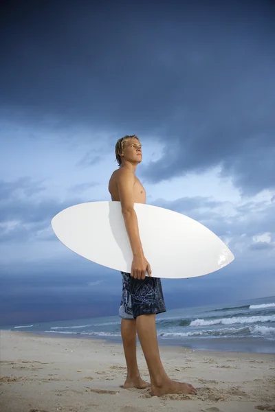 Joven surfista masculino — Foto de Stock
