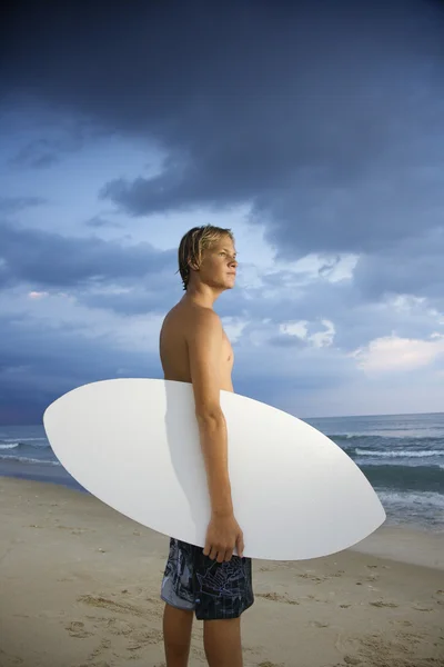Νεαρό αρσενικό surfer — Φωτογραφία Αρχείου