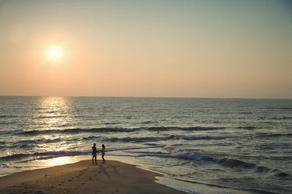 Pareja en la playa. —  Fotos de Stock