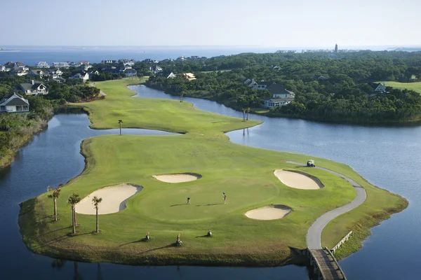 Golfplatz an der Küste. — Stockfoto