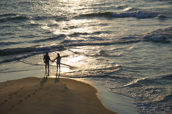 Antenn för par på stranden. — Stockfoto