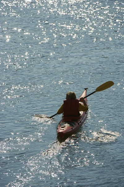 Garçon pagayant kayak . — Photo