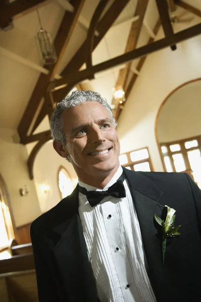 Usmíval se ženich v kostele. — Stock fotografie