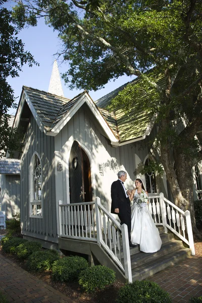 Bruid en bruidegom verlaten kerk. — Stockfoto