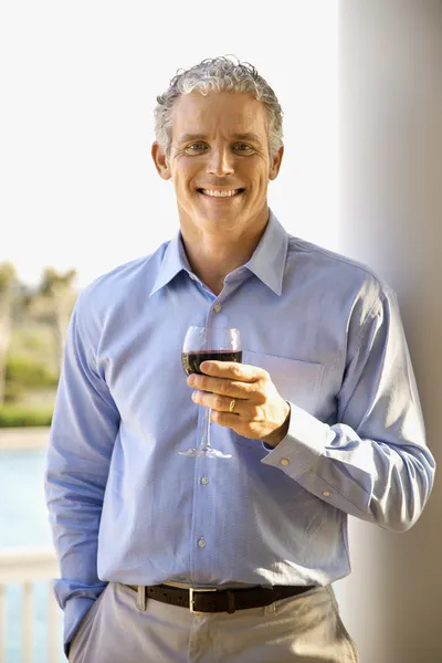 Hombre de mediana edad bebiendo vino —  Fotos de Stock