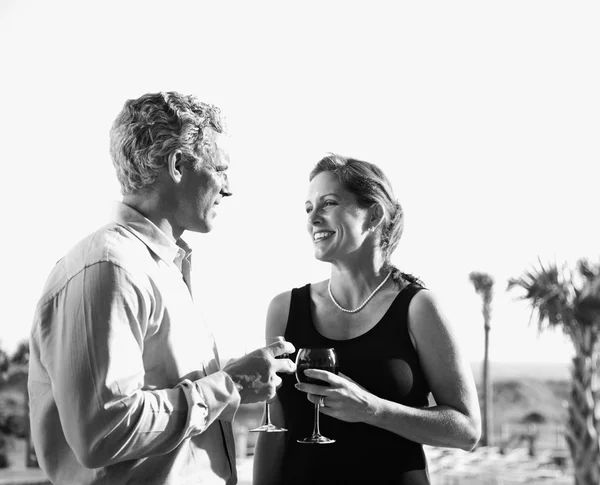 白种人夫妇举行葡萄酒眼镜. — 图库照片