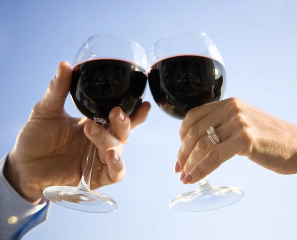 Şarap ile toasting eller — Stok fotoğraf