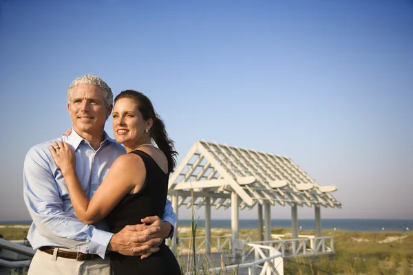 Retrato de pareja en la playa — Foto de Stock