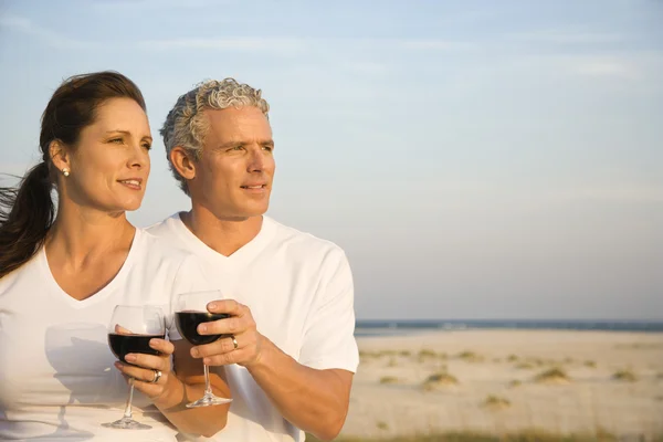 ビーチでカップル飲むワイン — ストック写真