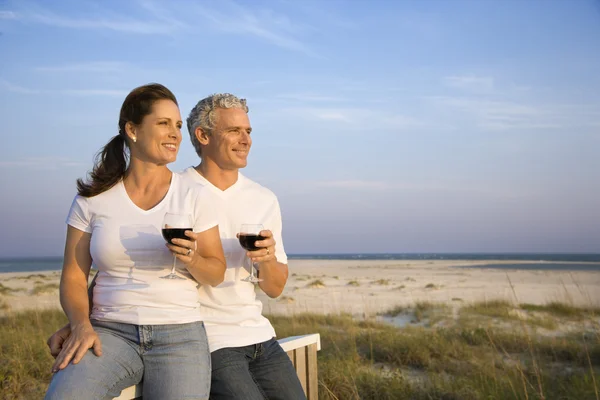 Paar drinken wijn op strand — Stockfoto