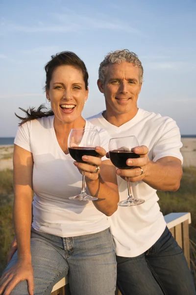Pití vína pár na pláži — Stock fotografie