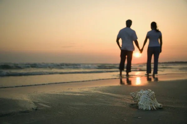 Pareja cogida de la mano. — Foto de Stock