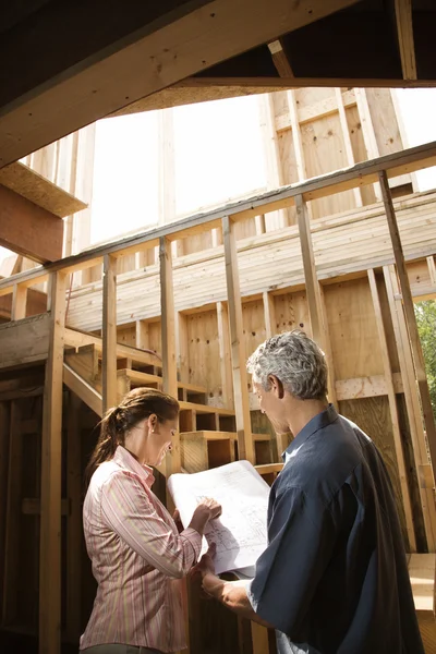 Couple looking at new house. — Stock Photo, Image