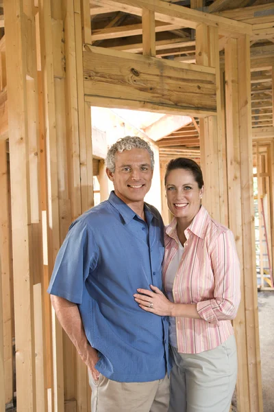 Casa de construcción de pareja —  Fotos de Stock