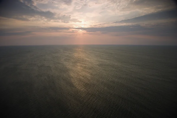 Salida del sol sobre el océano . — Foto de Stock