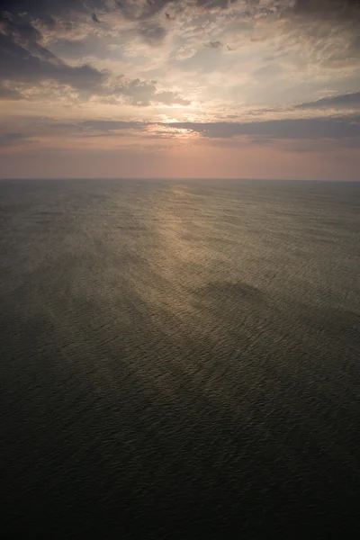 Zonsopgang boven oceaan. — Stockfoto