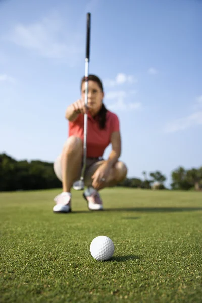 Θηλυκό παίκτης γκολφ συγκέντρωσης — Φωτογραφία Αρχείου