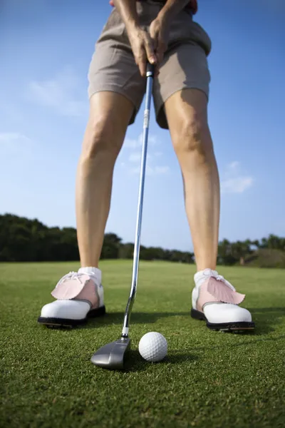 Взрослая женщина в гольф — стоковое фото
