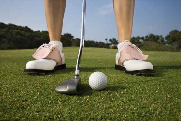 Vrouwelijke golfer uit zetten — Stockfoto