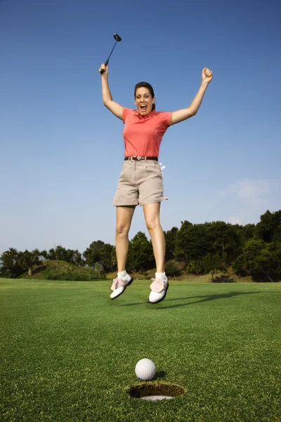 Szczęśliwa kobieta gra w golfa. — Zdjęcie stockowe
