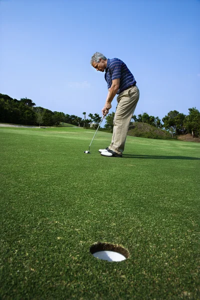 Adam golf koyarak. — Stok fotoğraf