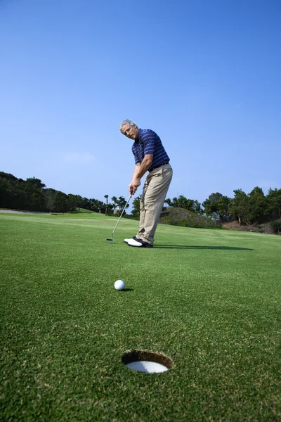 Mann spielt Golf. — Stockfoto