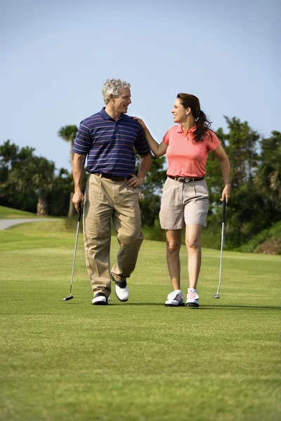 Caminhada de casal no campo de golfe — Fotografia de Stock