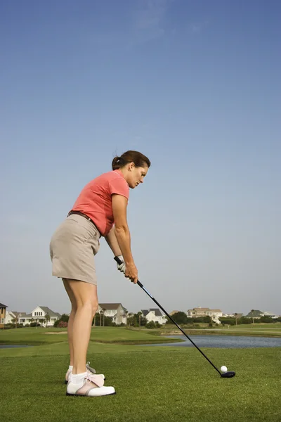 Женщина играет в гольф . — стоковое фото