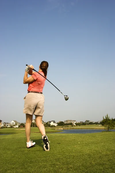 Žena hrát golf. — Stock fotografie