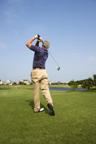 Mann spielt Golf. — Stockfoto