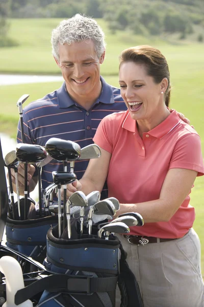 Casal jogando golfe . — Fotografia de Stock