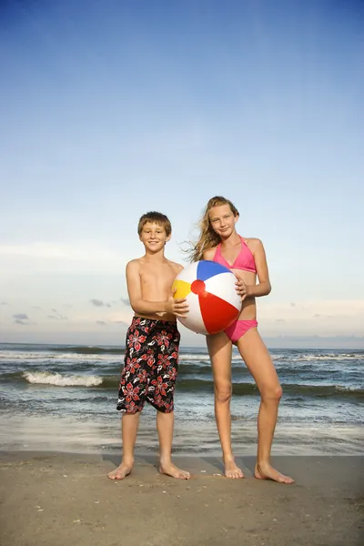 เด็กชายและเด็กผู้หญิงบนชายหาด . รูปภาพสต็อกที่ปลอดค่าลิขสิทธิ์