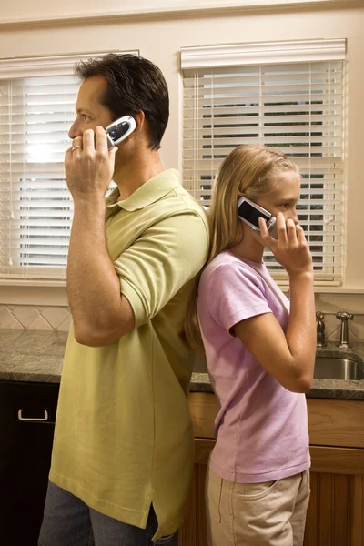 Uomo e ragazza sui telefoni Foto Stock