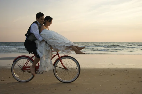 自転車ビーチに乗ってカップル ストック画像