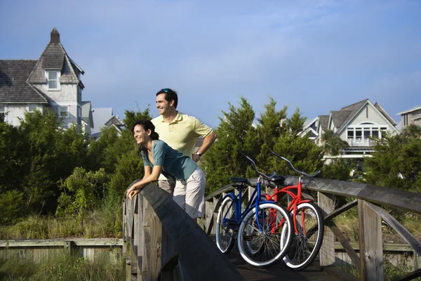 Casal na ponte com bicicletas Imagens Royalty-Free