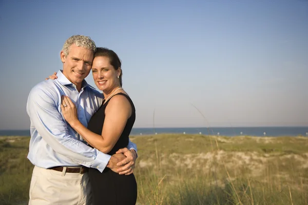 Porträt eines Paares am Strand lizenzfreie Stockfotos