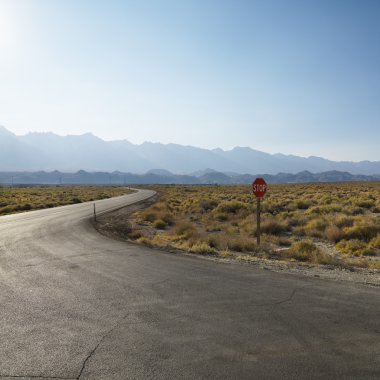 Dur işareti ile izole yol.