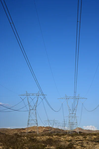 Elektrische hoogspanningslijnen. — Stockfoto