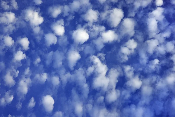 Błękitne niebo z chmurami. — Zdjęcie stockowe