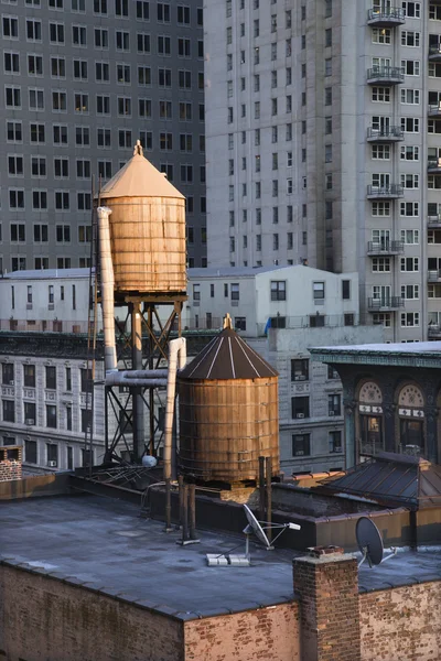 На даху готелю водонапірних башт на Нью-Йорк будівель — стокове фото