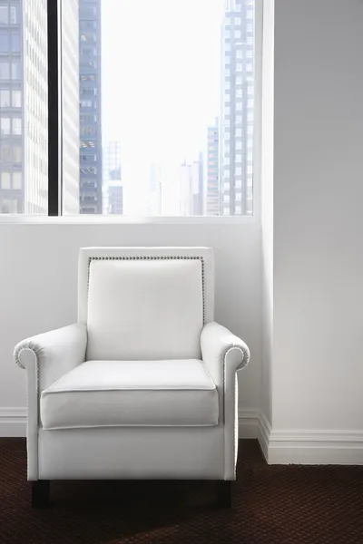 白い革製椅子坐とウィンドウ — ストック写真