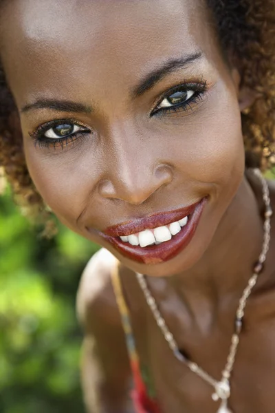 Porträt einer lächelnden Frau. — Stockfoto