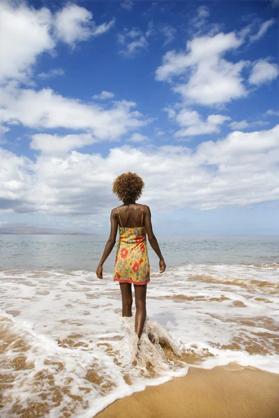 Mujer en la playa. — Foto de Stock