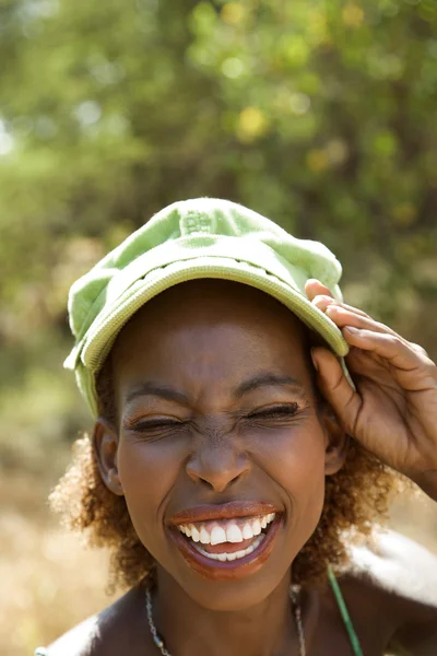 Γυναίκα χαμογελαστός και γελά. — Φωτογραφία Αρχείου