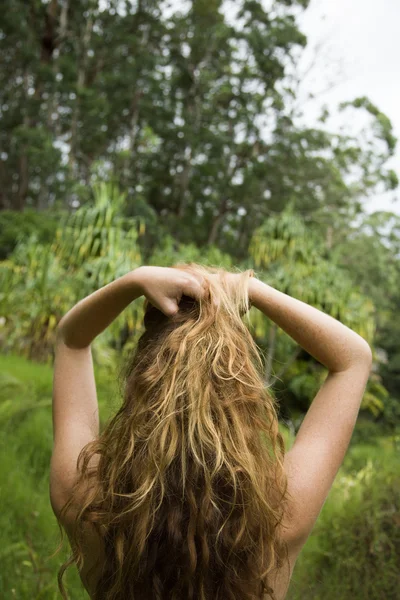 Femme aux cheveux longs . — Photo