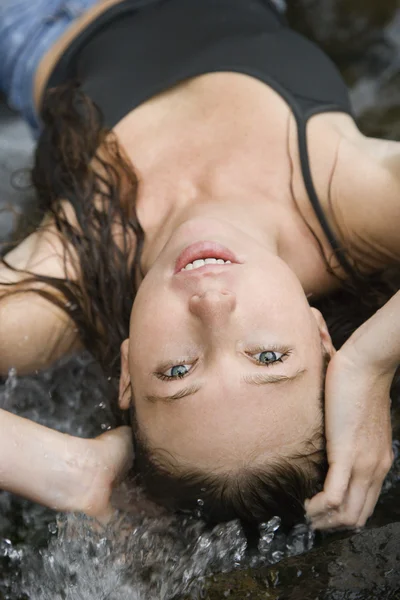 Mujer en el agua . —  Fotos de Stock